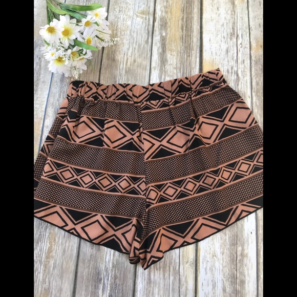 Black & Peach Geo Print Shorts - Picture 3 of 6
